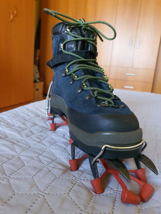 Bocanci tehnici alpinism Salomon si coltari