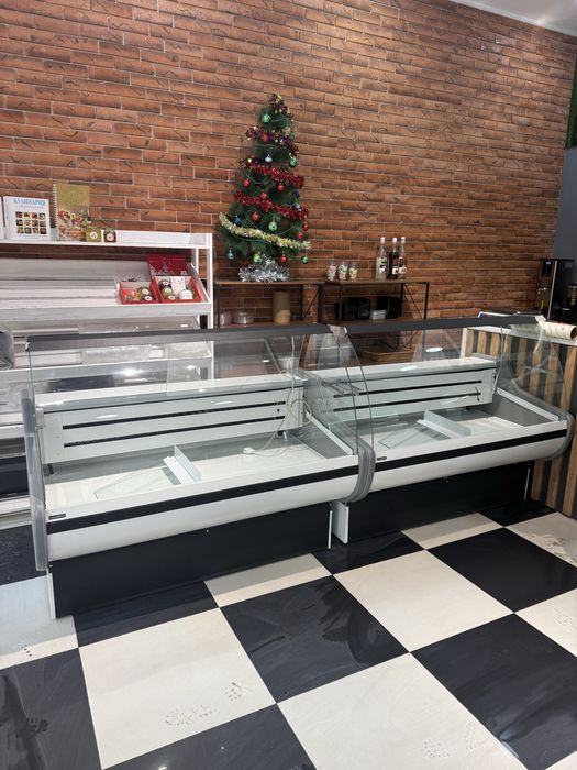 Витринный холодильник промышленный