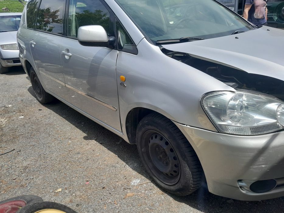 Продавам Тойота авенсис версо на части