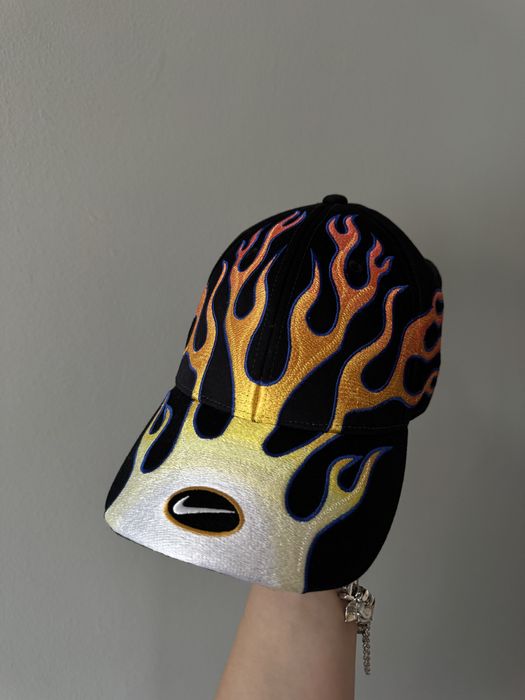 Шапка с козирка Nike flame sportswear club с пламъци y2k стил