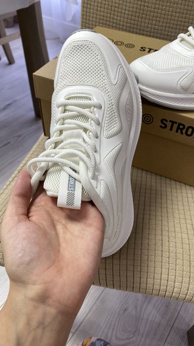 Кроссовки женские