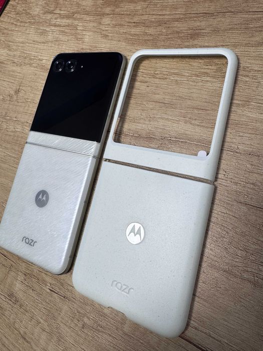 Motorola Razr 60, 8GB RAM, 256GB, PANTONE Lightest Sky impecabil