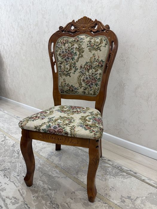 Стол со стульями