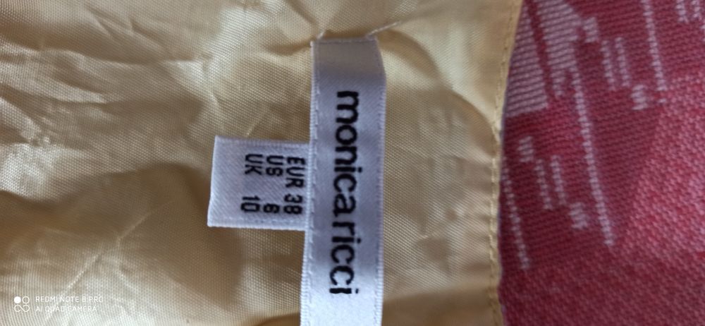 Платье плотный материал похож на атлас