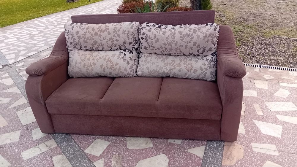 Canapea extensibila cu lada pentru haine