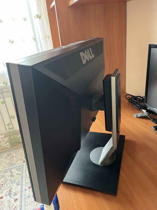 монитор Dell в хорошем состоянии.