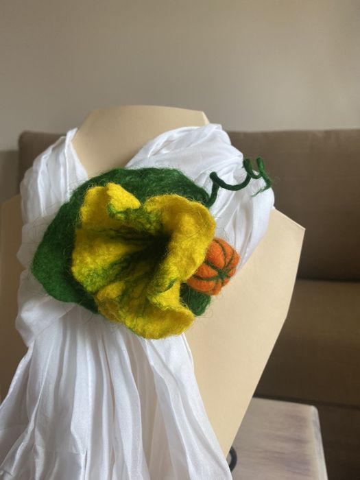 Ръчно озработени украшения от естесвена вълна