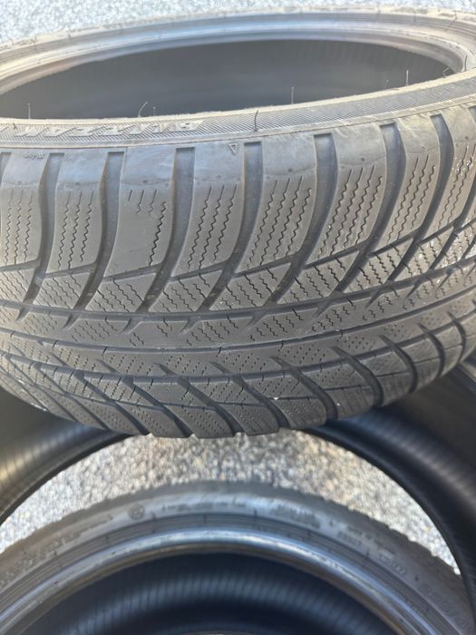 Vând anvelope Bridgestone 225 45 18 runflat