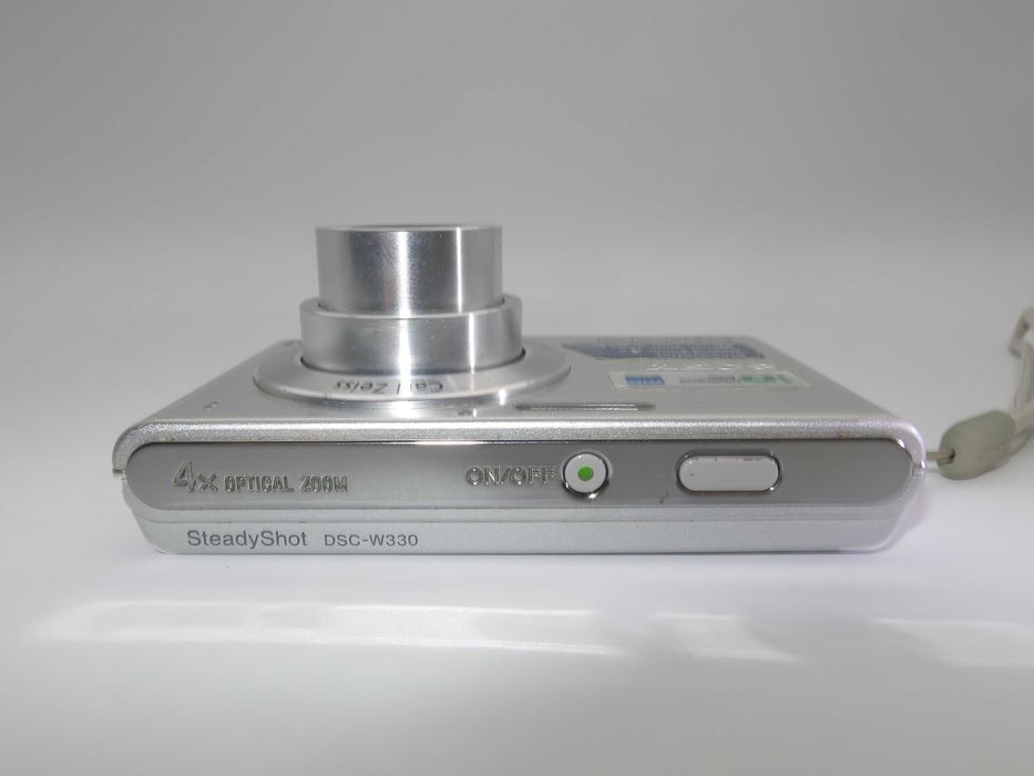 Sony Cyber-shot DSC W330 ултра компактен цифорв фотоапарат, малка дигитална камера сребърен цвят, в отлично състояние, работи перфектно
