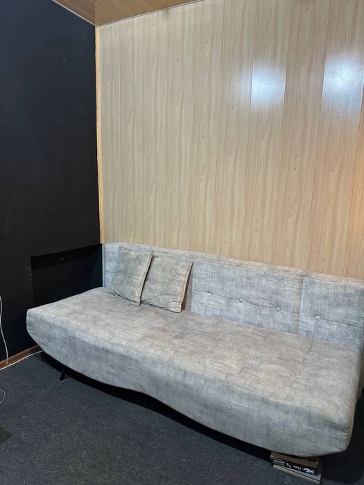 Срочно продается диван - раскладывается в кровать
