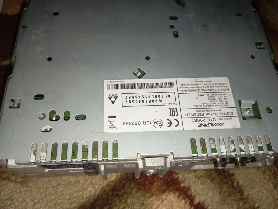 Магнитола  Alpine UTE-200BT.