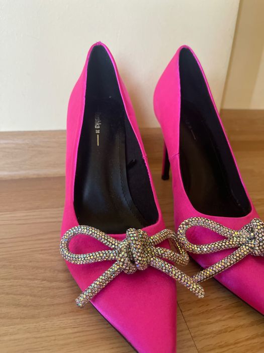 Pantofi roz neon cu funde Bershka cu toc, marimea 38, nepurtati