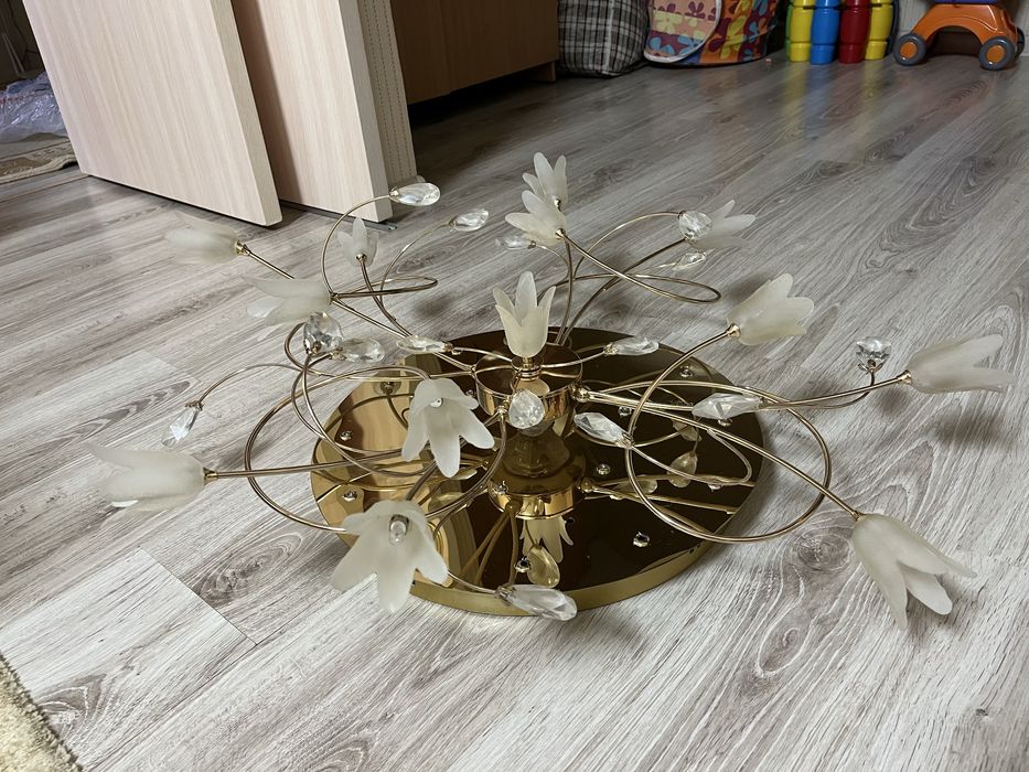 Продам Люстру б/у