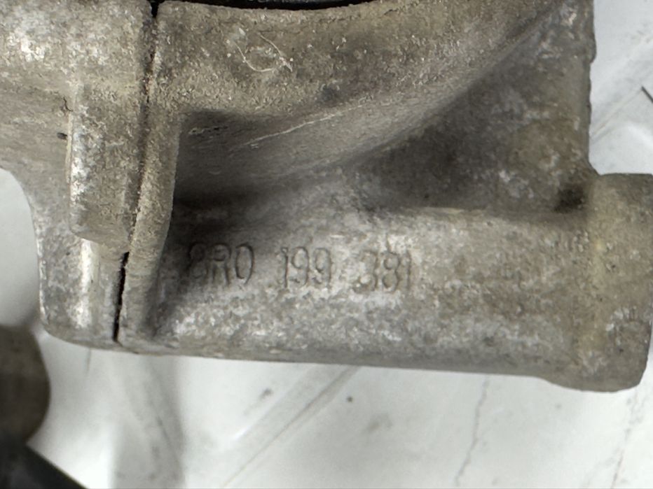 Тампон двигател AUDI 8R0199381