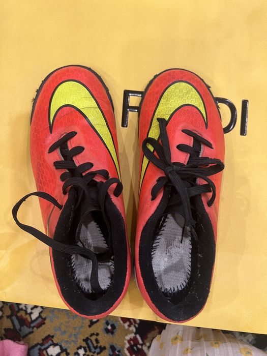 Футбольные бутсы Nike