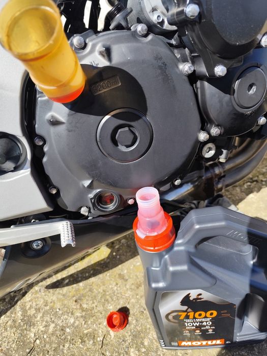 Suzuki GSR 600  2006 г.