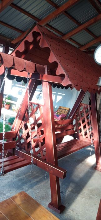 Balansoare și foișoare