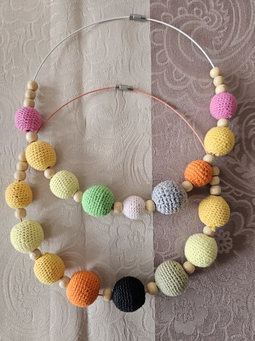 Красиви плетени гердани и обеци.