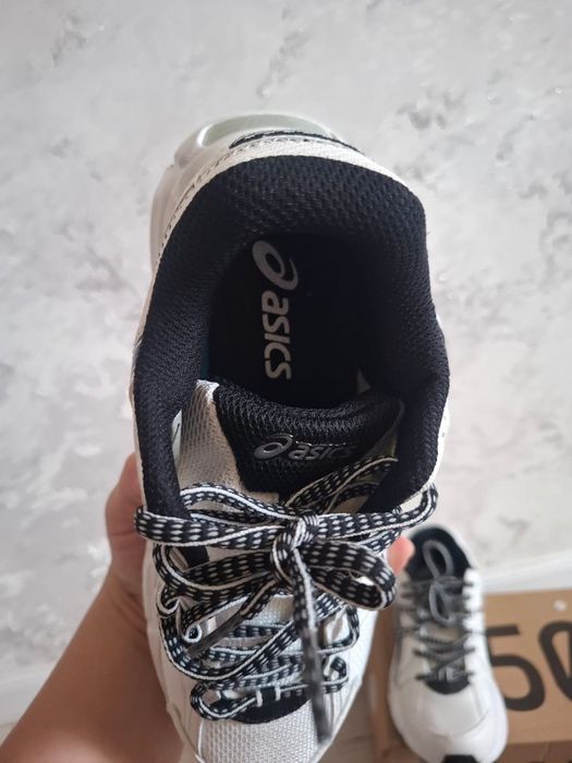 новые кроссовки asics в белом расцвете,отличном состоянии