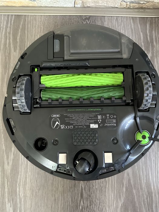 Робот прахосмукачка  Irobot roomba i7 подарък 2 четки ,като Нов