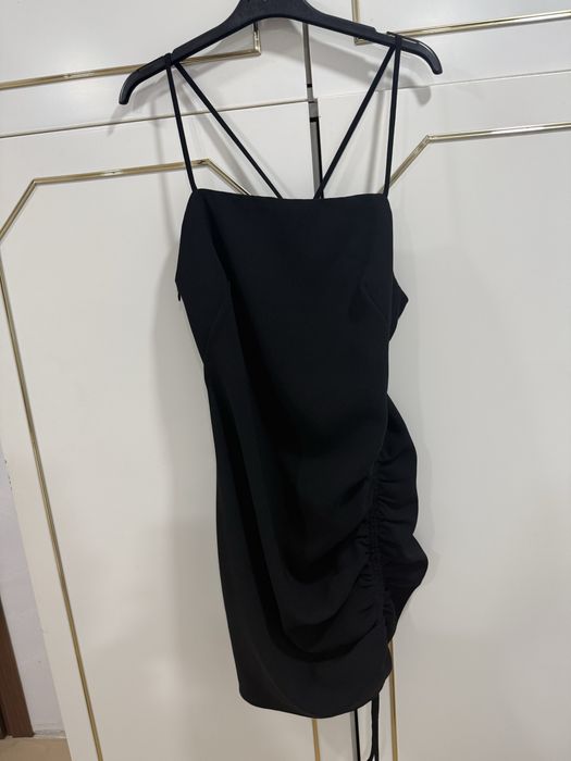 елегантна черна рокля