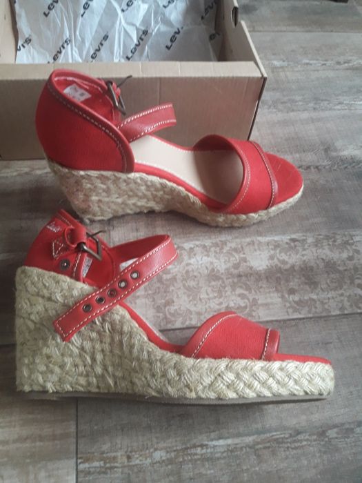 Нови сандали Calvin Klein, Levi's и Bershka