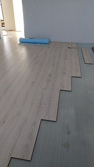 Качественная установка ламината и заливка наливного пола.