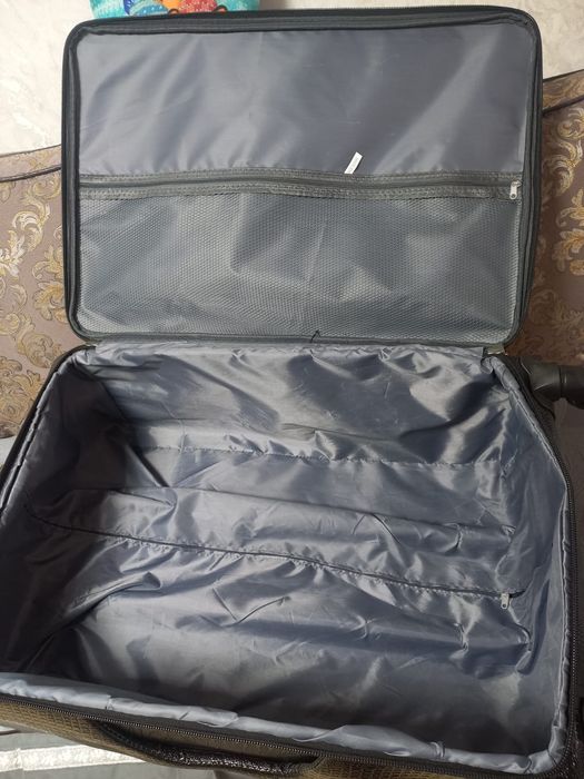 Продам чемодан вместительный