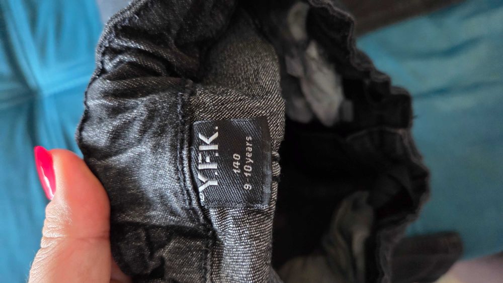 Продавам детски дънки р.140/146