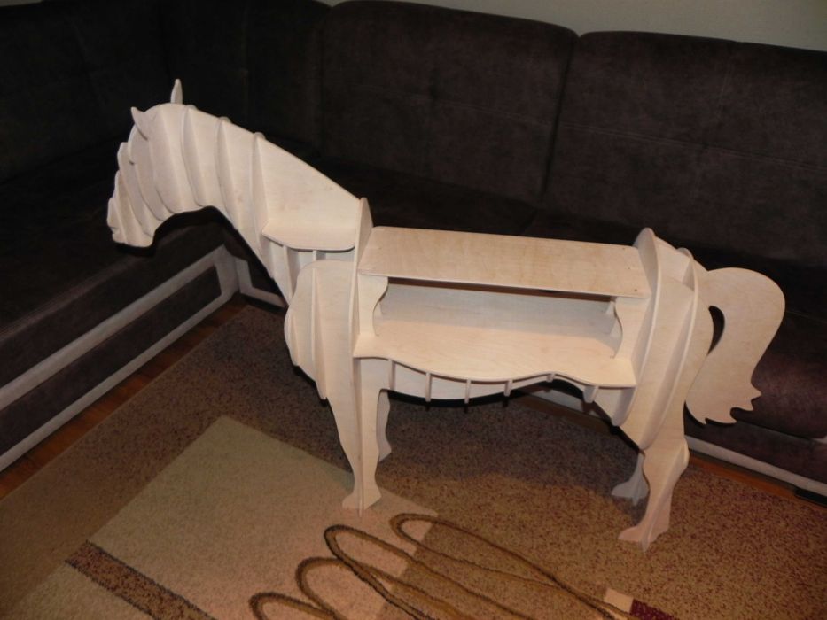 Кон помощна масичка за интериора на дома или партито.