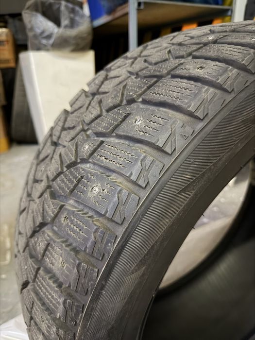 Продам комплект зимних шин Bridgestone с шипами. Дисков нет!