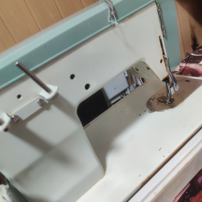 Mașină de cusut antică