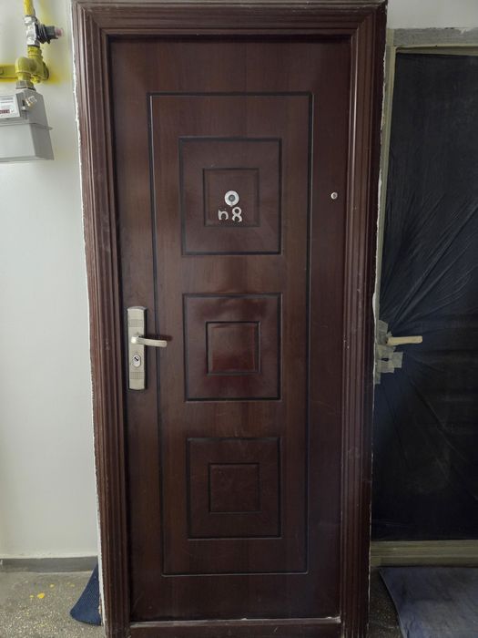 Ușa metalică apartament, mărime standard. Nu are niciun defect. Stare