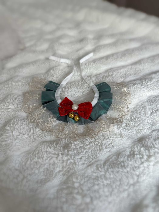 Коледна шапка елха за котка или малко куче – сладък празничен аксесоар