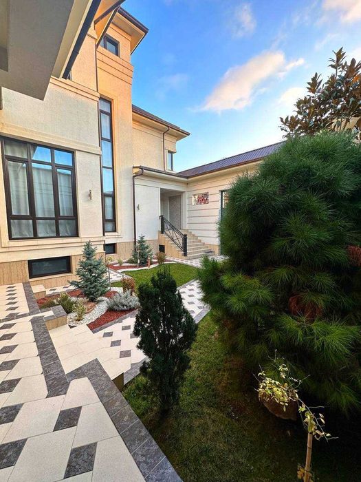 Сдаётся шикарный новый евродом на центр Луначарского.