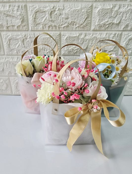 Аранжировка от сапунени рози и цветя