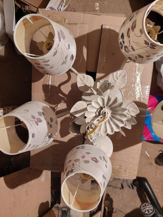 Продам люстру ,красивая ,светлая .