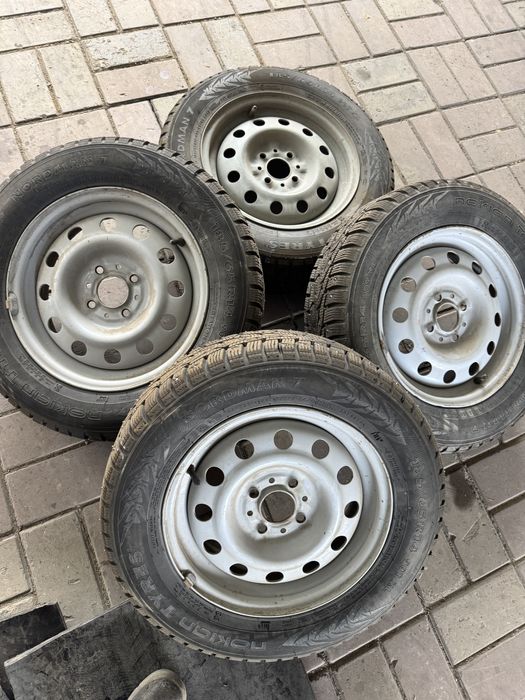 Продам резину комплект дисками              .