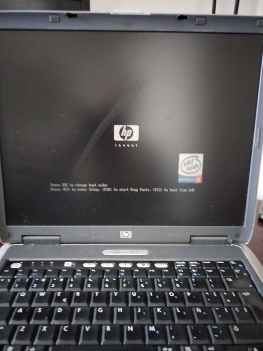 4 laptop-uri pentru piese. Citiți descrierea