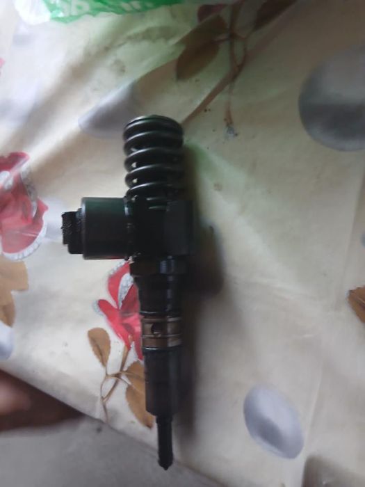 Vând injectoare audi A4 B7 motor 2.0 140 cp cod motor BLB