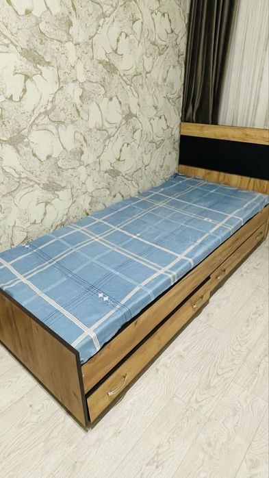 Продается кровать с двумя выдвижными ящиками