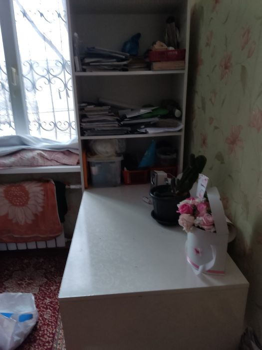 Стол шкаф с полками ,отдадим за 30