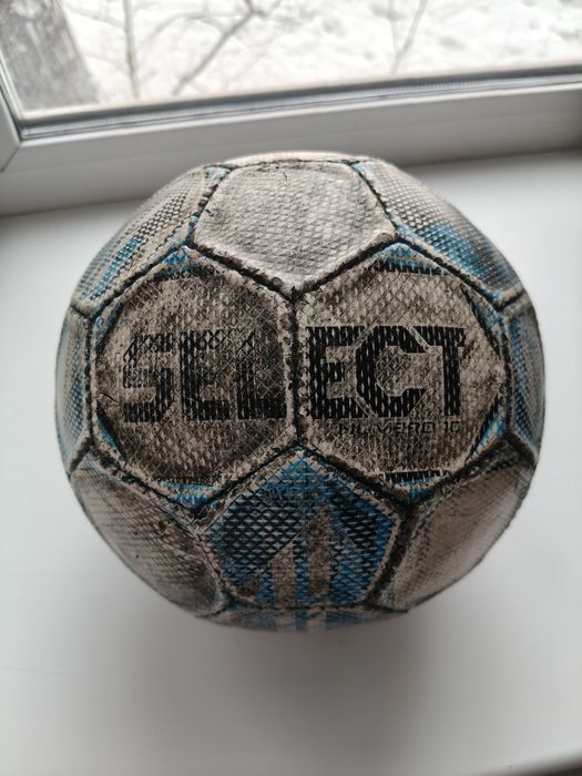 Продам 2 пары перчаток и 2 мяча