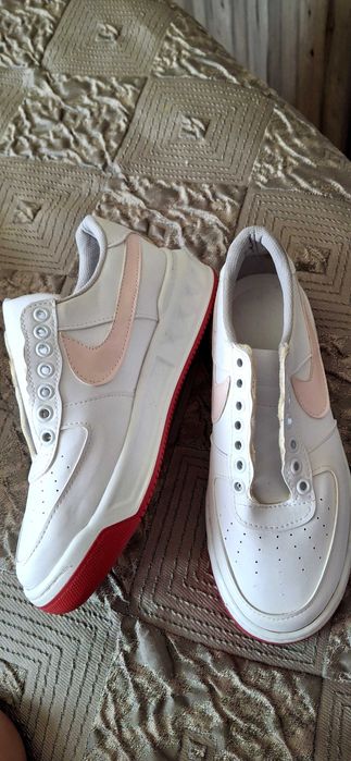 Кроссовки женские