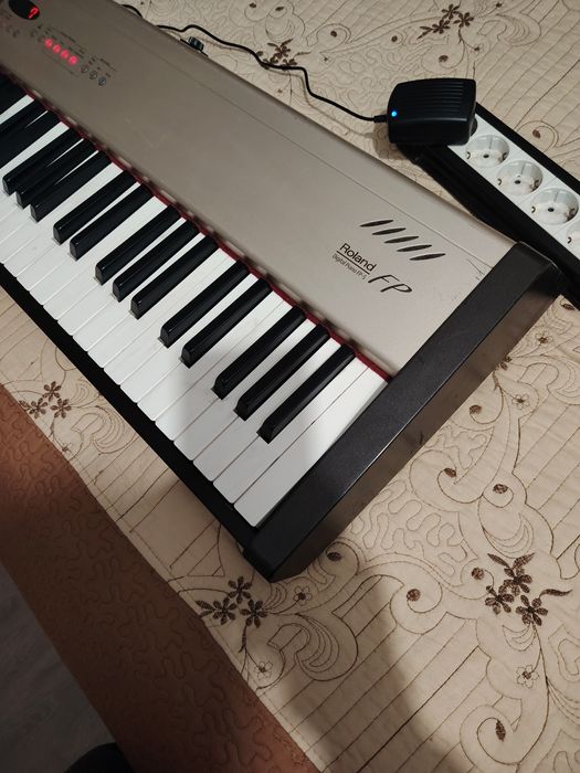 Vând pian digital Roland Stage Piano  FP 5