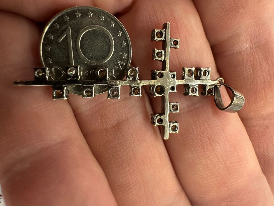 18к златен кръст с цветни диаманти.