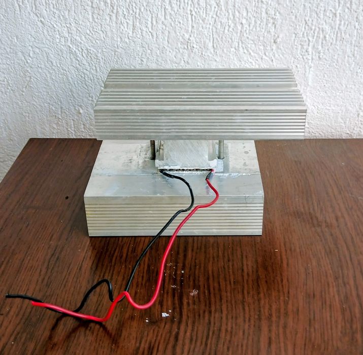 Vând radiator activ cu celulă Peltier.