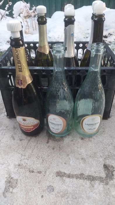 Стеклянные бутылки  ,банки ,горшки