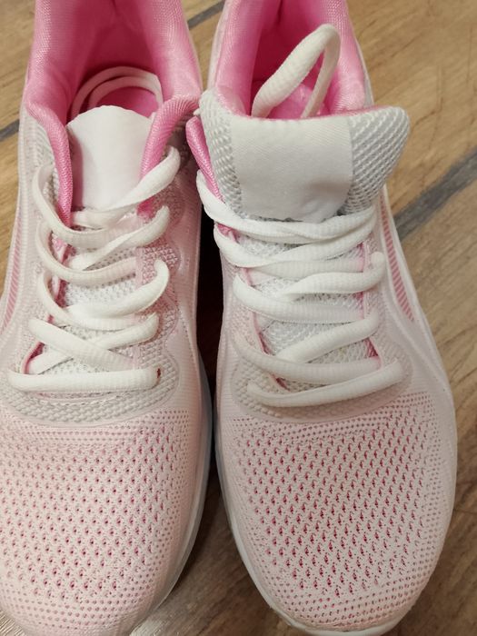 Дамски маратонки    Новиови