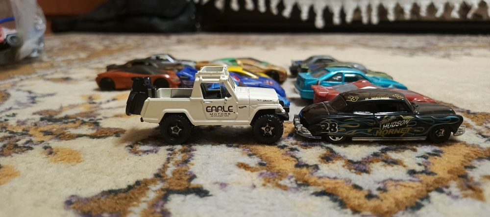 Продам машинки хот вилс в хорошем состоянии